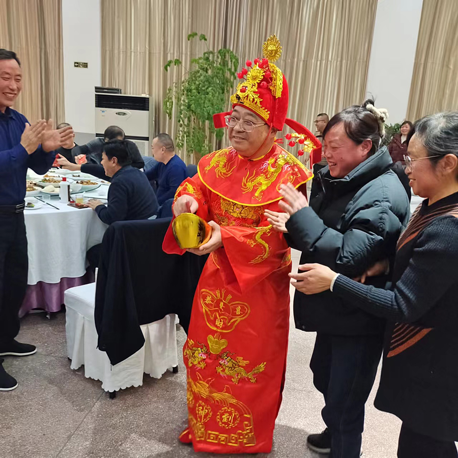 董事长发红包.jpg