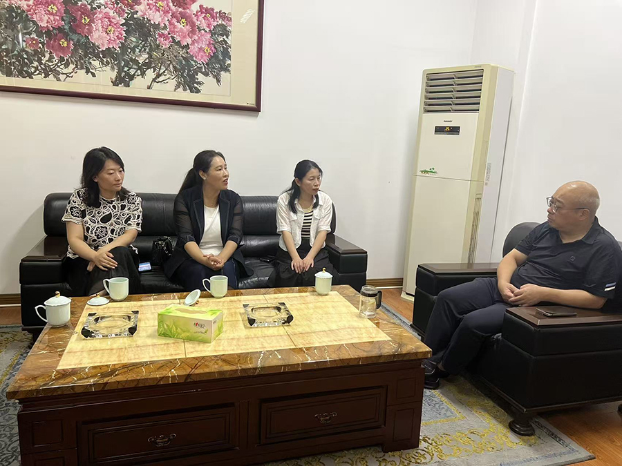 8月23日上午，海安市福建商会秘书长陈云萍携三位副会长一行到南通BETWAY·必威(西汉姆联)造访